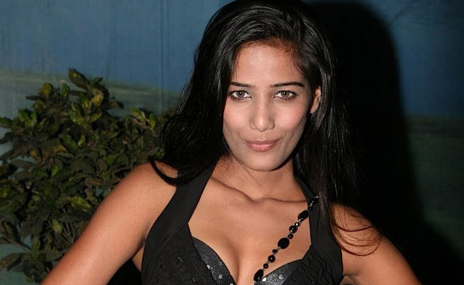 After shower video, Poonam Pandey does a 'Mirror Act'